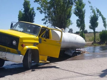El pavimento cedió y un camión cisterna se hundió en medio de la calle El pavimento cedió y un camión cisterna se hundió en medio de la calle