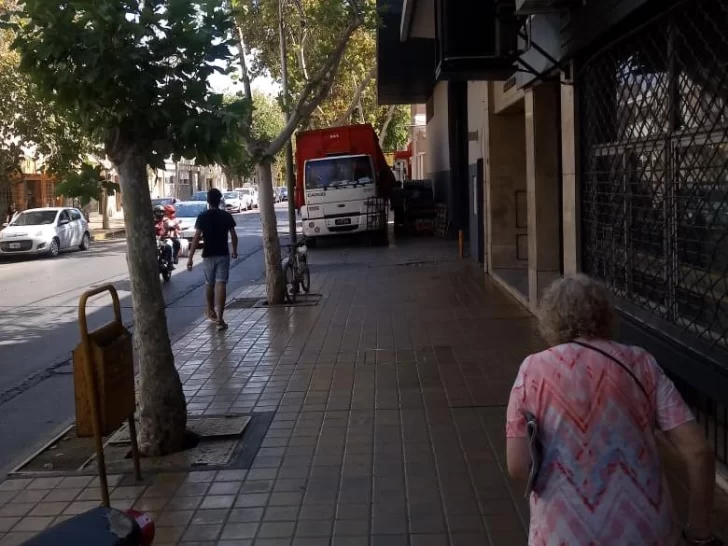 Camión obstruye vereda Camión obstruye vereda