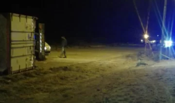 Volcó en San Luis un camión que venía con encomiendas a San Juan Volcó en San Luis un camión que venía con encomiendas a San Juan