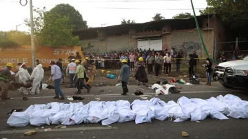 Volcó un camión que trasladaba inmigrantes ilegales: al menos 49 muertos Volcó un camión que trasladaba inmigrantes ilegales: al menos 49 muertos