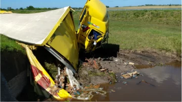 Cayó un camión con cervezas a un arroyo y los vecinos se tiraron al agua para llevarse las botellas Cayó un camión con cervezas a un arroyo y los vecinos se tiraron al agua para llevarse las botellas
