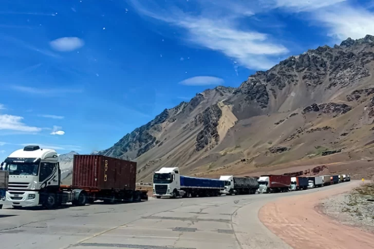 Más de 3.000 camiones siguen parados por la protesta en el paso Cristo Redentor