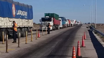 Hasta 5 km de fila en el Control de San Carlos avivó el malestar de los camioneros