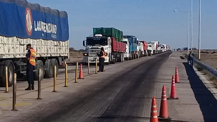 Hasta 5 km de fila en el Control de San Carlos avivó el malestar de los camioneros