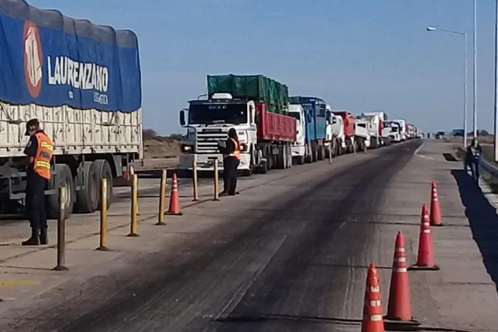 Hasta 5 km de fila en el Control de San Carlos avivó el malestar de los camioneros