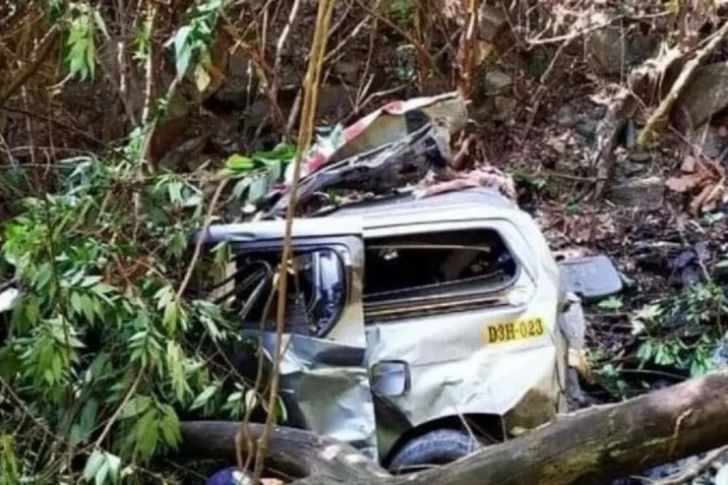 Viralizan el video de una camioneta circulando con chicos en la caja a alta velocidad