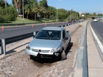 Protagonizó un espectacular accidente y su camioneta quedó enganchada en los guardarrails Protagonizó un espectacular accidente y su camioneta quedó enganchada en los guardarrails