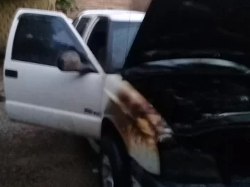 Una camioneta sufrió un desperfecto eléctrico y se incendió en plena calle Una camioneta sufrió un desperfecto eléctrico y se incendió en plena calle