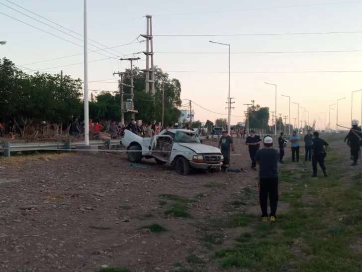 Espectacular vuelco de una camioneta en Ruta 40: el conductor, hospitalizado Espectacular vuelco de una camioneta en Ruta 40: el conductor, hospitalizado