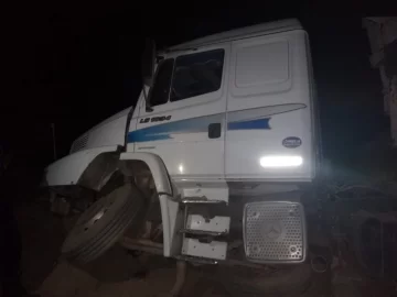 Un camionero se quedó dormido y volcó en 25 de Mayo