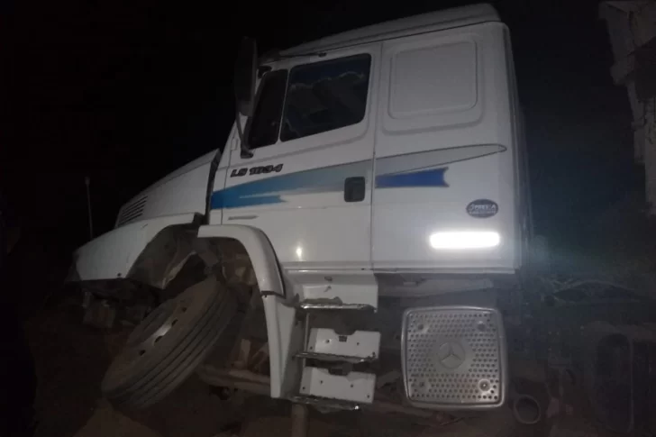 Un camionero se quedó dormido y volcó en 25 de Mayo