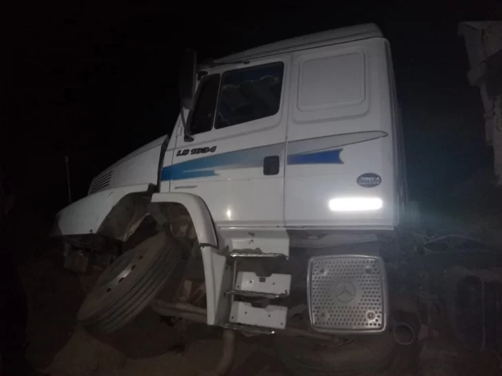 Un camionero se quedó dormido y volcó en 25 de Mayo