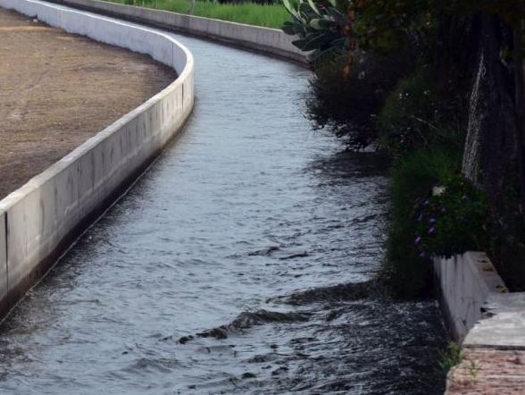 Una nena cayó al canal y murió: el cuerpo fue rescatado a varias cuadras Una nena cayó al canal y murió: el cuerpo fue rescatado a varias cuadras