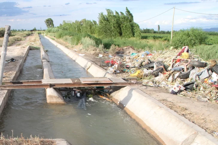 Sequía y tasas de riego: sólo en Chimbas sacan 25 t de basura de los canales por semana