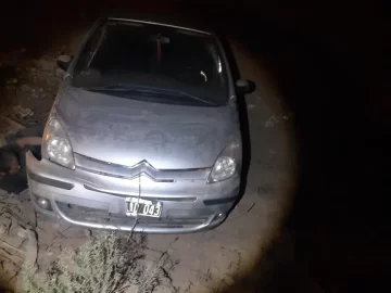 Quiso evitar un choque y terminó con su auto dentro de un canal sin agua Quiso evitar un choque y terminó con su auto dentro de un canal sin agua
