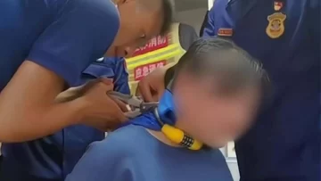 Le puso un candado en el cuello a su madre como broma y olvidó la combinación Le puso un candado en el cuello a su madre como broma y olvidó la combinación