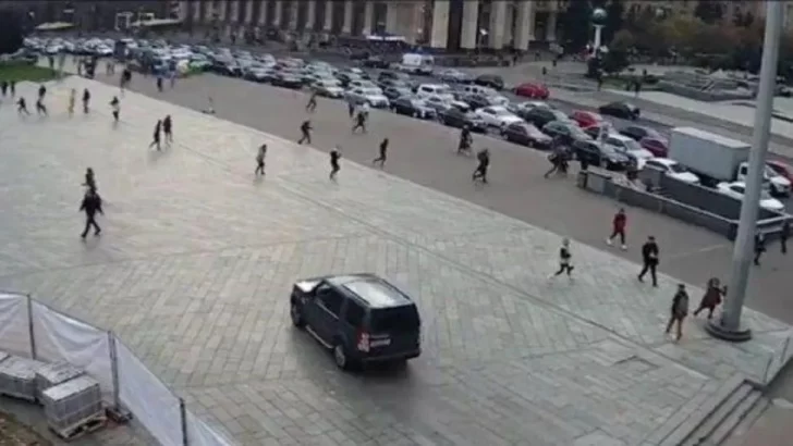 Se desmayó al volante, se metió en una plaza, atropelló a varias personas y mató a dos Se desmayó al volante, se metió en una plaza, atropelló a varias personas y mató a dos