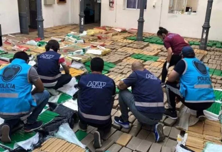 Secuestraron cinco toneladas de marihuana: tenían estampadas las caras de Messi y Pablo Escobar Secuestraron cinco toneladas de marihuana: tenían estampadas las caras de Messi y Pablo Escobar