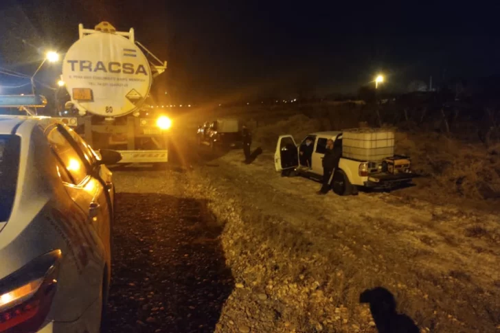 Rompió todos los protocolos: un camionero de Mendoza repartió parte de su carga en plena calle