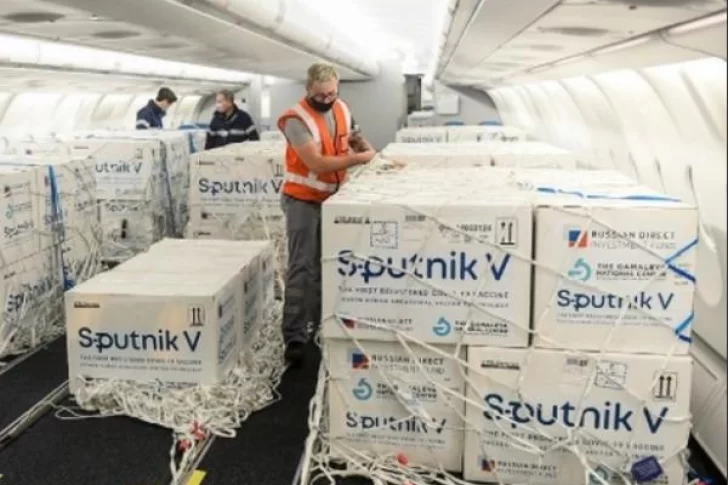 Preparan otro vuelo de Aerolíneas Argentinas para ir a buscar más vacunas Sputnik V