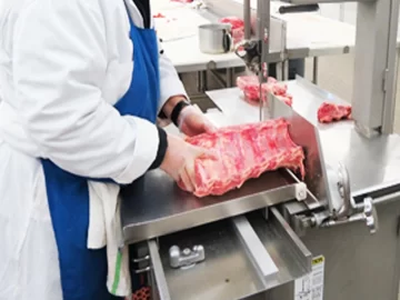 Un carnicero del Vea se rebanó los dedos mientras manipulaba una sierra eléctrica Un carnicero del Vea se rebanó los dedos mientras manipulaba una sierra eléctrica