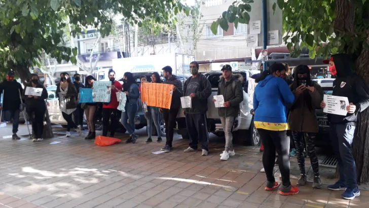 Familiares y amigos del hombre asesinado, reunidos en Tribunales: “Justicia” Familiares y amigos del hombre asesinado, reunidos en Tribunales: “Justicia”