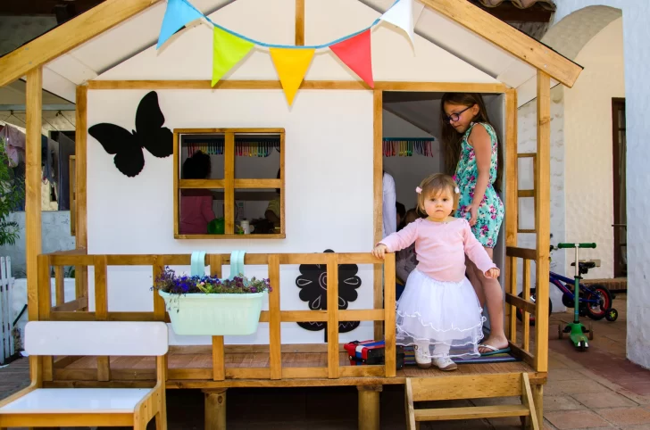 Le construyó una casita de juegos a su hija con restos de chatarra Le construyó una casita de juegos a su hija con restos de chatarra
