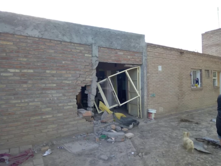 Por tercera vez chocaron contra su casa y esta vez quedó destrozada Por tercera vez chocaron contra su casa y esta vez quedó destrozada