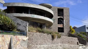 Se arrojó del segundo piso para evitar que su expareja la matara