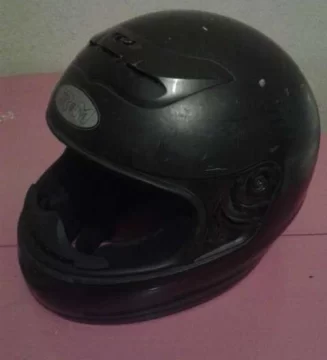 Violó la perimetral y golpeó a su mamá con un casco por querer ver a sus hijos
