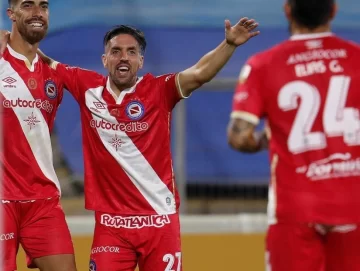 En Chile, Argentinos venció a Universidad Católica y se afirma como puntero