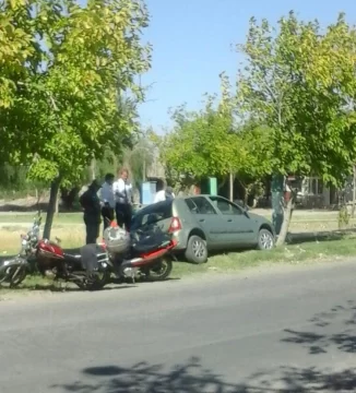 Un auto cayó en una acequia por esquivar a un perro Un auto cayó en una acequia por esquivar a un perro