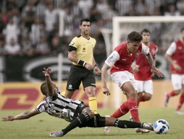 Independiente se quedó con las manos vacías por una falla del uruguayo Sosa Independiente se quedó con las manos vacías por una falla del uruguayo Sosa