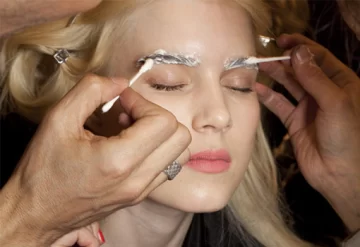 Cejas decoloradas, la llamativa moda furor entre las celebridades que conquista las redes Cejas decoloradas, la llamativa moda furor entre las celebridades que conquista las redes
