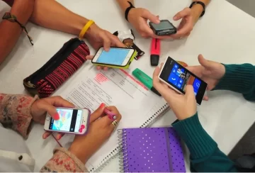Prohíben usar celulares en una escuela secundaria de Catamarca y analizan extender la medida