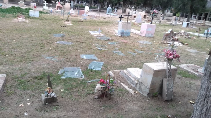 Profanaron un cuerpo y lo colocaron en un banco del cementerio Profanaron un cuerpo y lo colocaron en un banco del cementerio