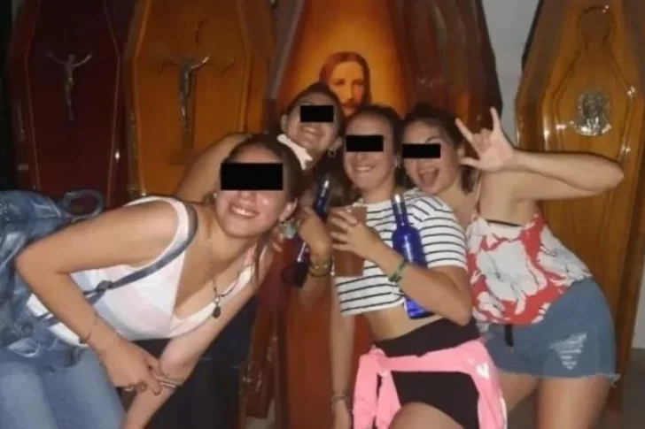 Imágenes fuertes: hicieron una fiesta clandestina en un cementerio y se sacaron fotos con los ataúdes