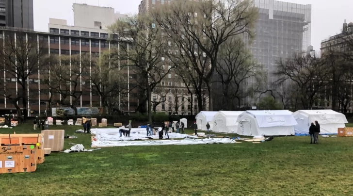 Por el avance de la pandemia, levantan un hospital de campaña en el Central Park