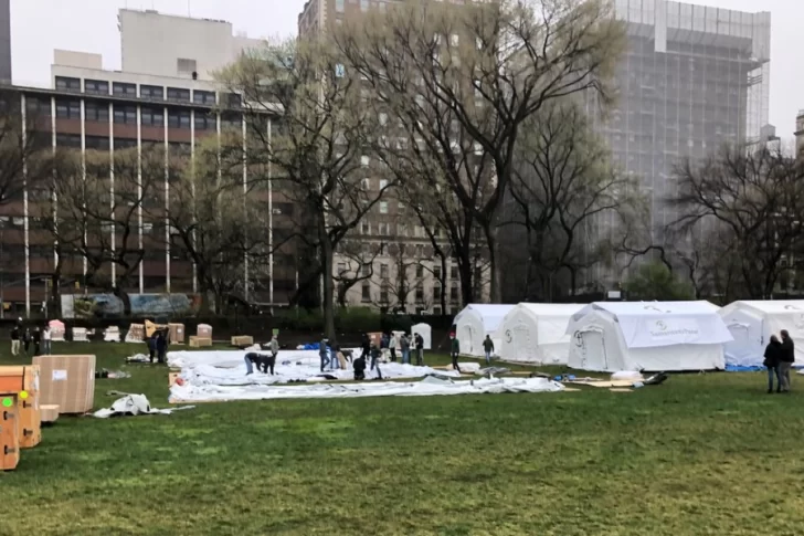 Por el avance de la pandemia, levantan un hospital de campaña en el Central Park