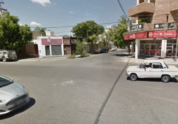 Vio cuando le robaron la cartera a su novia y huyeron en moto: los persiguió y los atropelló Vio cuando le robaron la cartera a su novia y huyeron en moto: los persiguió y los atropelló