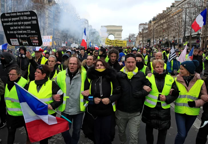 “Chalecos amarillos” y policías volvieron a chocar en la capital francesa “Chalecos amarillos” y policías volvieron a chocar en la capital francesa