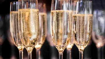 Un muerto y 8 internados en grave estado tras beber champán adulterado Un muerto y 8 internados en grave estado tras beber champán adulterado