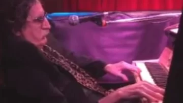 Charly García cantó para sus invitados en su cumpleaños 71 Charly García cantó para sus invitados en su cumpleaños 71