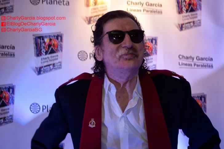 Charly García evoluciona bien, pero seguirá internado