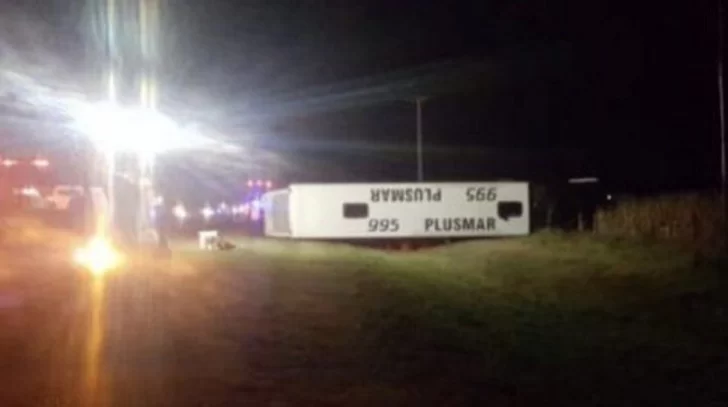 Volcó un micro de pasajeros en Chascomús hay 2 muertos y al menos 30 heridos Volcó un micro de pasajeros en Chascomús hay 2 muertos y al menos 30 heridos