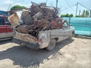 Circulaba en una camioneta sin papeles y con chatarra hasta en el techo Circulaba en una camioneta sin papeles y con chatarra hasta en el techo