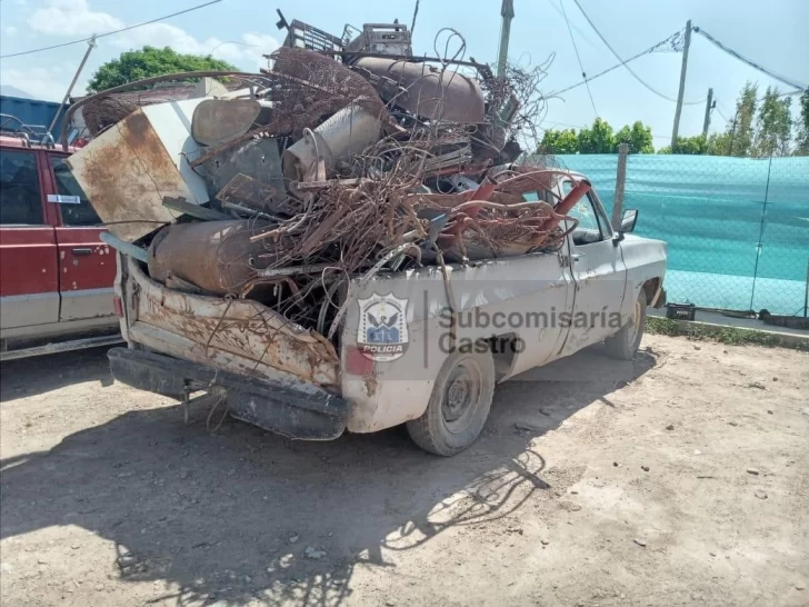 Circulaba en una camioneta sin papeles y con chatarra hasta en el techo Circulaba en una camioneta sin papeles y con chatarra hasta en el techo