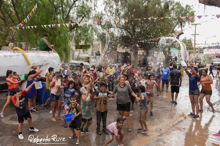 Vecinos de Jáchal se enfrentaron con agua y harina para disfrutar de la chaya