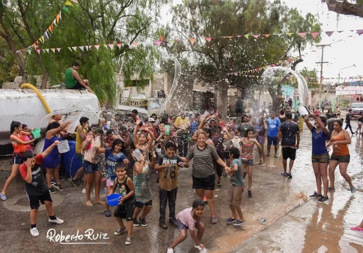 Vecinos de Jáchal se enfrentaron con agua y harina para disfrutar de la chaya