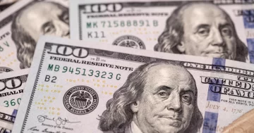 El dólar oficial subió 20 centavos y cerró a $ 104,53 El dólar oficial subió 20 centavos y cerró a $ 104,53